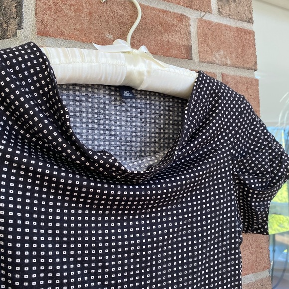 ✨Banana Republic short sleeve top with tiny white rectangular dotted pattern - Picture 3 of 5